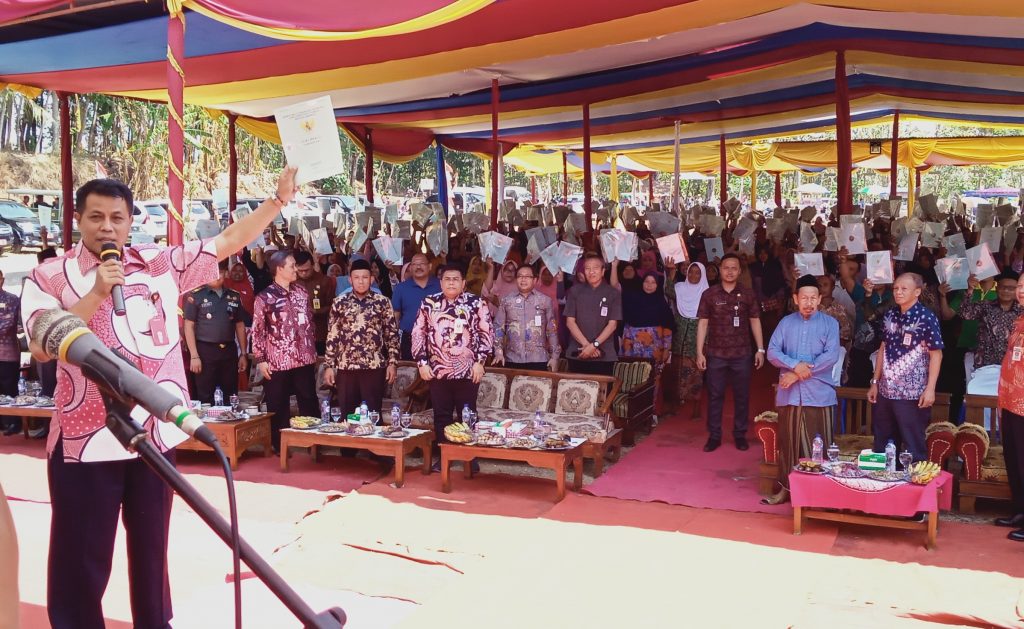 Penyerahan Sertipikat Program PTSL 2019 desa Sambeng oleh Bupati Pemalang. (doc : Te Tuko)